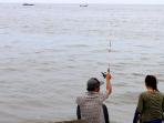 Ocean Pasific Belawan - Suami Asyik Mancing, Istri dan Anak Main Ayunan, Ikan Dibakar di Tepi Pantai