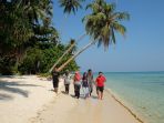 pantai-tanjung-gelam-pulau-karimunjawa_20180729_144355.jpg
