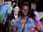 para-model-menampilkan-kreasi-peragaan-busana-paris-womenswear-fashion-week-di-paris.jpg