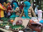 para-pedagang-melayani-para-pembeli-di-pasar-tradisi-lembah-merapi.jpg