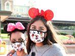 para-pengunjung-yang-mengenakan-masker-dan-perlengkapan-mickey-mouse.jpg