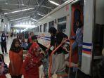 para-penumpang-tengah-menuruni-kereta-api-di-stasiun-bandung.jpg