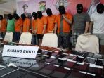para-tersangka-dan-barang-bukti-kasus-order-fiktif-taksi-online-di-mapolda-metro-jaya_20180202_121058.jpg