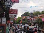 parkir-di-bahu-jalan-raya-ubud.jpg