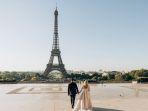 pasangan-di-menara-eiffel.jpg