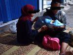pasangan-suami-istri-jalan-kaki-dari-Jogja-menuju-Tegal-bawa-bayi-usia-satu-minggu.jpg