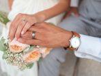 pasangan-yang-menunjukan-cincin-pernikahan.jpg