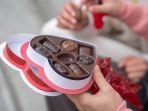 pasangan-yang-merayakan-valentine-dengan-memberikan-sekotak-cokelat.jpg