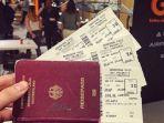 paspor-dan-boarding-pass-maskapai.jpg