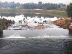 patahan-di-aliran-sungai-menimbulkan-air-terjun-mini-di-situ-lengkong-serpong.jpg