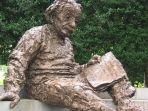 patung-albert-einstein.jpg