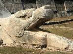 patung-dan-ukiran-kukulkan-telah-dilestarikan-di-chichen-itza-meksiko.jpg