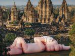 patung-pink-raksasa-kaws-holiday-di-candi-prambanan-4.jpg
