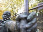 patung-robin-hood-di-nottingham-inggris.jpg