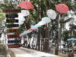 payung-payung-bergantungan-di-atas-pohon-di-beiji-park-kabupaten-pacitan-jawa-timur.jpg