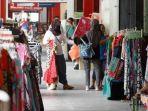 pedagang-di-kawasan-malioboro-yang-menjual-pakaian.jpg