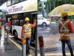 Cuma di Singapura, Ada Petugas Payung di Halte Bus saat Hujan, Fakta di Baliknya Bikin Hati Terenyuh
