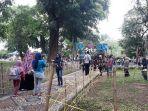 pelancong-berfoto-di-area-taman-balekambang.jpg