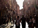 pelancong-yang-sedang-jalan-jalan-di-italia.jpg