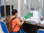 pelanggan-kereta-api-melakukan-tes-antigen.jpg