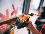 pelanggan-yang-sedang-menikmati-menu-kfc.jpg