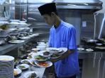 pelayan-rumah-makan-padang_20161009_123735.jpg