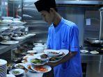 pelayan-yang-sedang-menyiapkan-lauk-di-warung-makan-padang.jpg