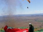 pemain-paraglider-tersapu-badai-pasir.jpg