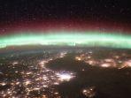 pemandangan-aurora-yang-terlihat-dari-luar-angkasa.jpg