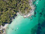 pemandangan-dari-atas-di-pantai-megah-kavorotrypes-terletak-di-sithonia-halkidiki-yunani.jpg