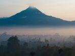 pemandangan-gunung-merapi-dari-candi-borobudur.jpg
