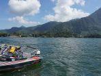 pemandangan-ke-telaga-sarangan-magetan-dengan-perahu-motor-di-dermaga.jpg