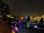 pemandangan-lampu-berwarna-warni-dari-puncak-bukit-cekong.jpg