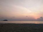 pemandangan-matahari-terbenam-terlihat-dari-pantai-tanjung-pendam.jpg