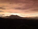 pemandangan-sunset-gunung-salak-dari-gayatri-citeko-puncak.jpg