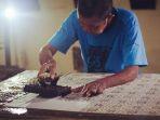 pembatik-di-kampung-batik-kauman.jpg