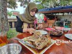 pembeli-menikmati-olahan-tengkleng-hot-plate-di-warung-tengkleng-ndas-sor-duren.jpg