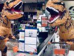 pembeli-pakai-kostum-dinosaurus-saat-belanja-di-tengah-pandemi-virus-corona.jpg