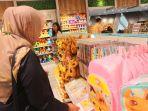 pembeli-yang-sedang-melihat-produk-pokemon-center-singapore.jpg
