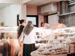 pembeli-yang-sedang-membeli-beberapa-kuliner-di-rumah-makan-kita.jpg