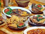 pemilihan-menu-di-ayam-kremes-cak-iwan.jpg