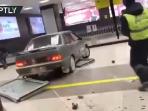 Gila! Mengatas Namakan Cinta, Pria Ini Nekat Hancurkan Pintu Bandara dengan Mobilnya