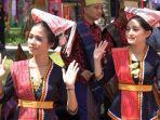 penampilan-tari-tortor-dalam-spouse-program-ktt-g20.jpg