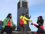 pendaki-berfoto-di-puncak-hargo-dumilah-gunung-lawu.jpg