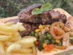 pendaki-masak-steak-ala-restoran-saat-di-gunung.jpg
