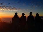pendaki-menikmati-sunset-di-gunung-pakuwaja.jpg