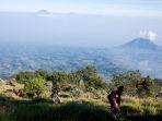 pendaki-yang-sedang-melakukan-perjalanan-menuju-gunung-merbabu.jpg
