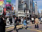 penduduk-jepang-berjalan-di-tengah-kota.jpg
