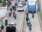 pengendara-bermotor-saat-nekat-menerobos-jalur-busway-di-kawasan-manggarai-jakarta-selatan.jpg