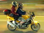 pengendara-motor-boncengan.jpg